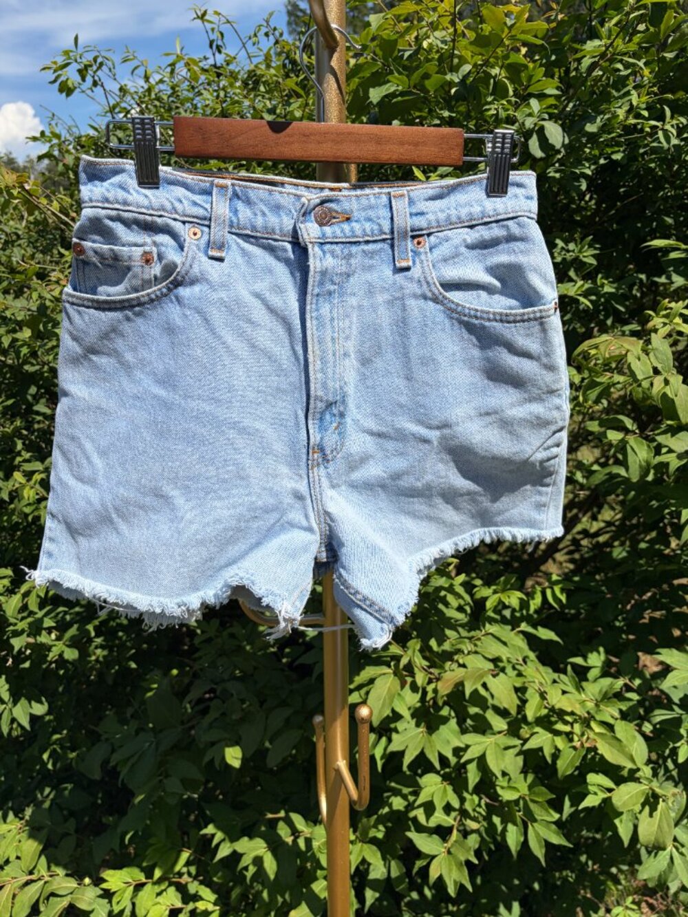 Festival Levi’s 550 Vintage High Rise Frayed Cutoff Denim Shorts Light Wash